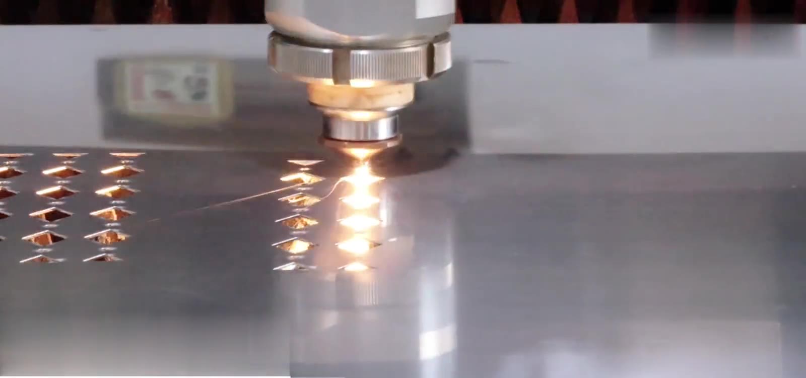 6-kW-Faserlaser-Schneidkopf beim Trennen von Edelstahl-Blech in Geldern